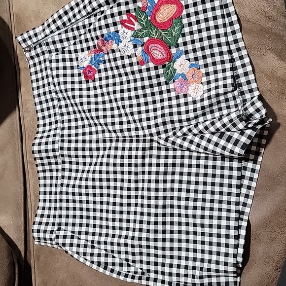 Zara Pants - Zara Gingham Floral Embroidered Shorts